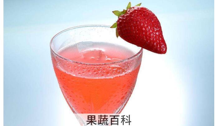 去除草莓污渍的小妙招，草莓汁弄到衣服到底怎么洗？