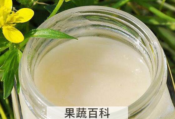 油菜花蜜是什么颜色 油菜花蜜为什么不结晶 油菜花蜂蜜的禁忌
