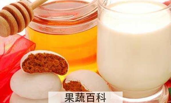 纯牛奶加蜂蜜的功效与作用 纯牛奶加蜂蜜敷脸有什么好处
