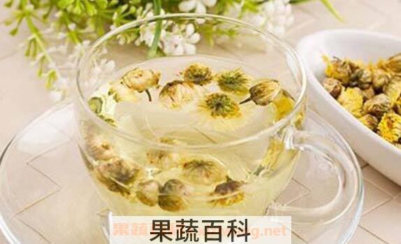 菊花泡水喝的功效与作用 菊花泡水喝的好处