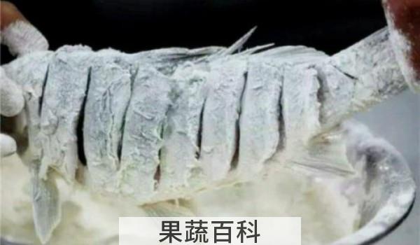 炸鱼裹干面粉还是面糊