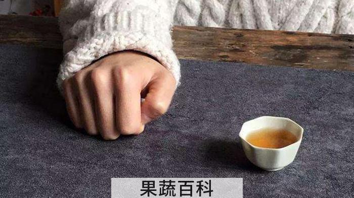 倒茶的时候敲桌子几下