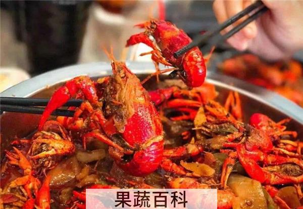 小龙虾怎么清理最干净，冲洗二至三遍用牙刷洗刷腹部
