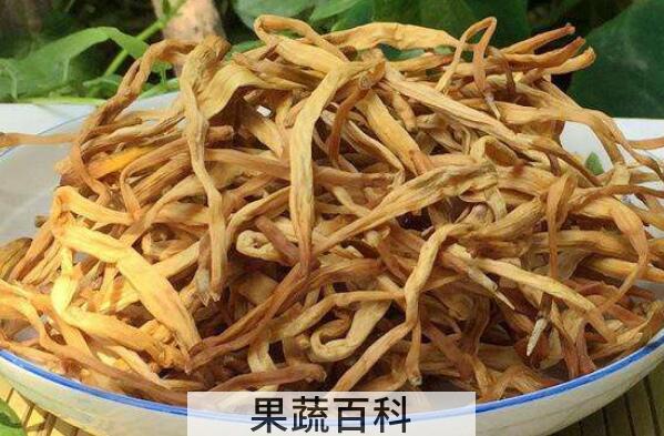 干黄花菜吃前怎么处理 干黄花菜用不用焯水