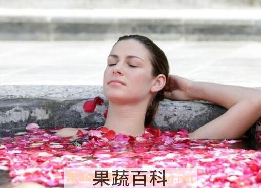 牛奶玫瑰花泡澡的好处