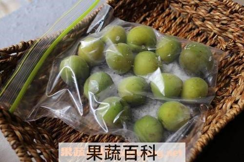腌梅子
