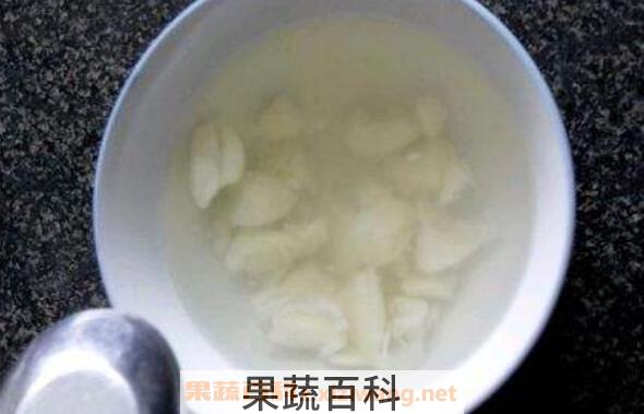 开水泡大蒜有什么功效 生大蒜泡开水喝的效果