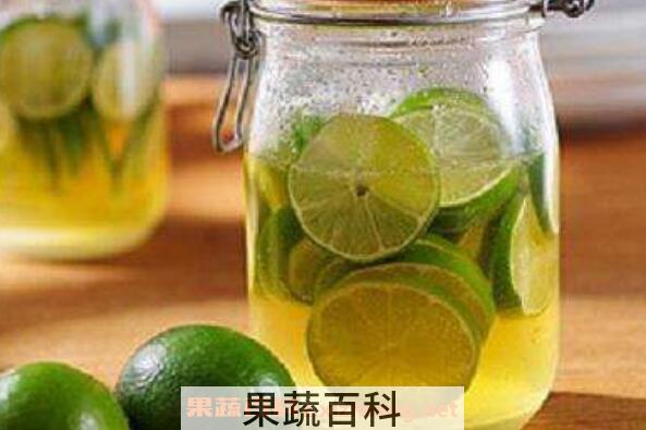 喝柠檬水的好处与坏处 柠檬泡水喝有什么好处和坏处