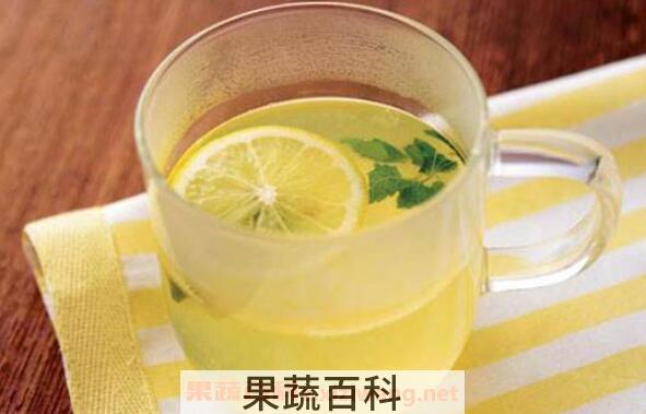 喝柠檬水的好处与坏处 柠檬泡水喝有什么好处和坏处