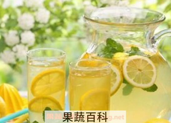 柠檬泡水喝有什么好处 柠檬泡水的功效