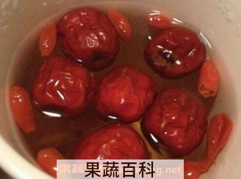 枸杞红枣泡水喝的害处 枸杞红枣泡水喝的禁忌