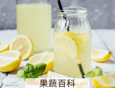 柠檬水什么时候喝最好 喝柠檬水有什么好处