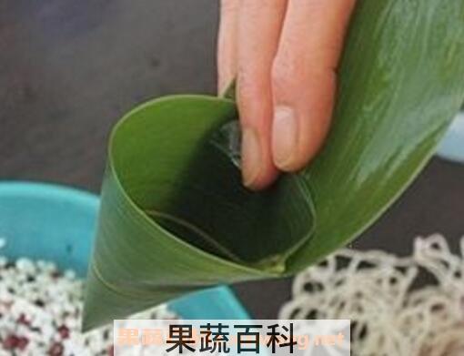 最简单的三角粽子包法 粽子的常见包法