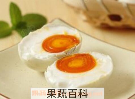 用盐水腌制鸭蛋的方法 盐水腌鸭蛋比例是多少