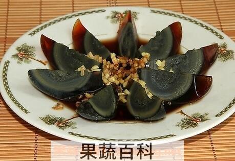 松花蛋不能和什么一起吃