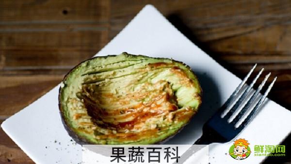 牛油果怎么挑选才甜，牛油果挑什么颜色的