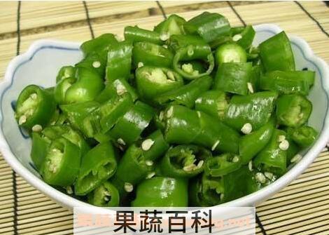 最简单的腌制绿辣椒方法