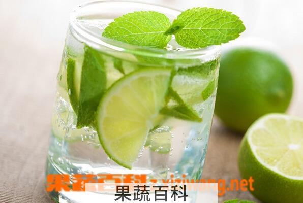 果蔬百科新鲜柠檬泡水的功效